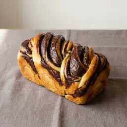Csokoládés babka fonott, csokoládéval erezett tésztából.